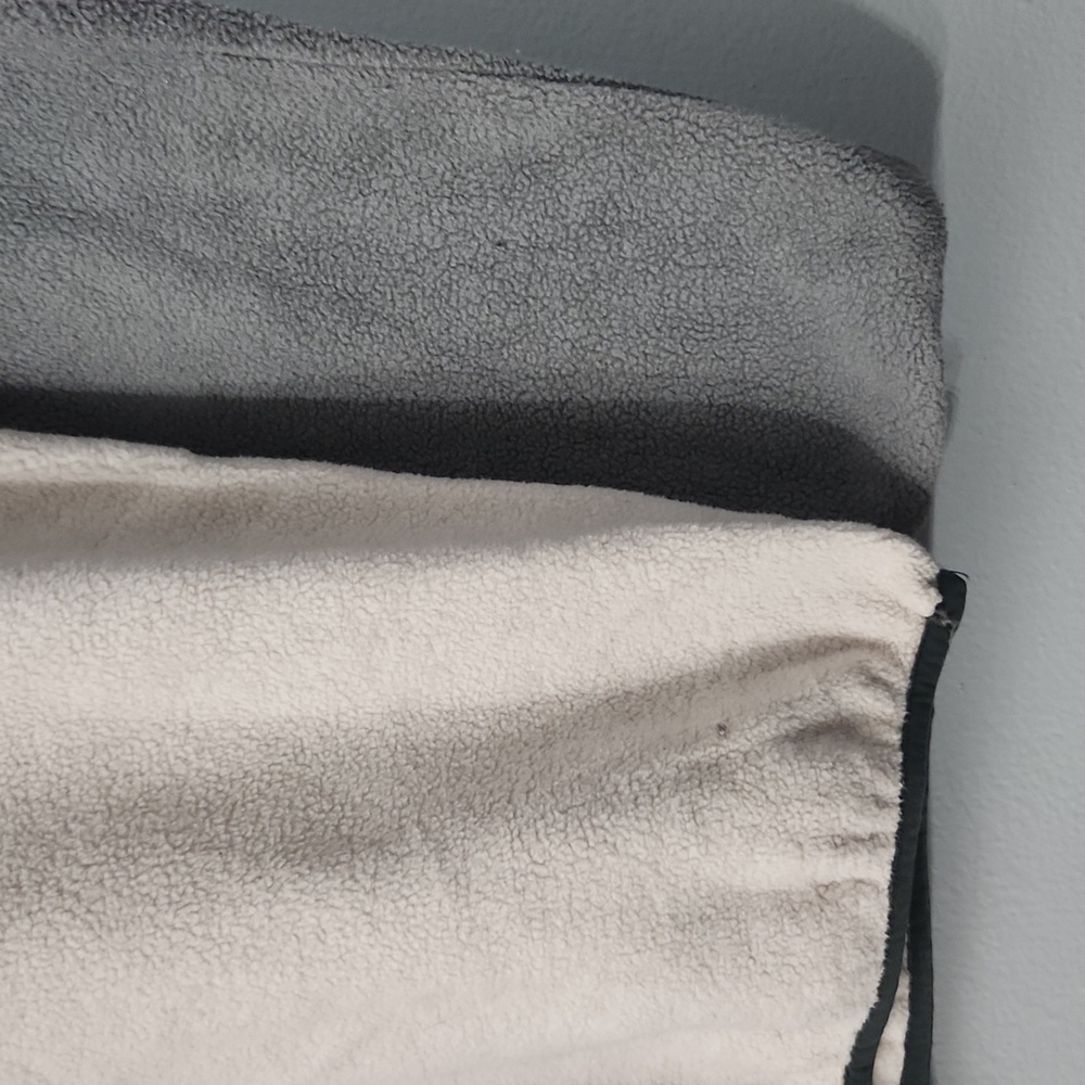 Patagonia Gray and Cream Fleece Pullover - Picture 2 of 5